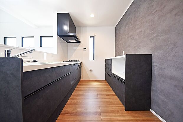 【キッチン】収納力・デザイン性も兼ねた高性能カップボードです!キッチンとカラーも合わせており、一体感ある仕上がりになっております!(1号棟)