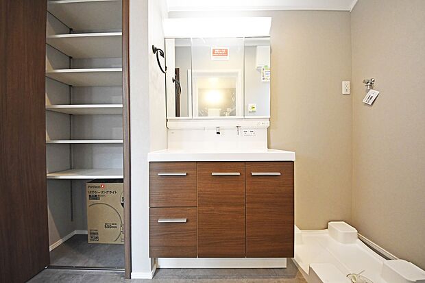 【洗面台・洗面所】ゆとりの洗面スペースで朝の身支度も快適スムーズに。髪のセットやお化粧もストレスなくこなせ、朝から気分良く通勤通学に向かえそうですね!(1号棟)