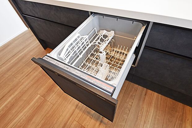 【食器洗い乾燥機】手洗いに比べ使用水量はごくわずか!手洗いよりも高い水温・パワフルな水流で洗うため手で洗いにくいものもお任せ♪手荒れの心配も解消いたします!(1号棟)