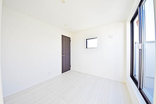 【リビング以外の居室】住まう方自身でカスタマイズして頂けるようにシンプルにデザインされた室内。自由度が高いので家具やレイアウトでお好みの空間を創り上げられます。（３号棟）