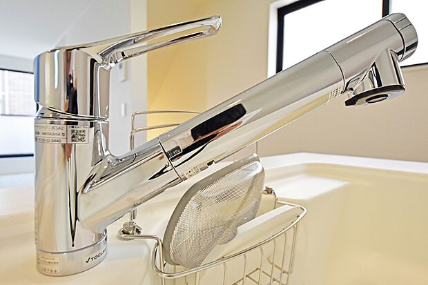 【浄水器内臓水栓】浄水器が標準設置されております。いつでもおいしい水が楽しめるほか、カルキ・溶解性鉛・農薬・カビ臭などの不純物を低減します。（３号棟）