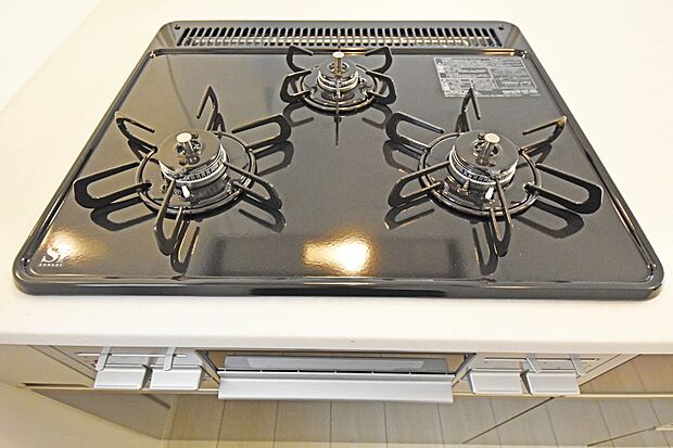 【三ツ口ガスコンロ】大きなシステムキッチンには三口コンロが標準装備♪調理をしながら作り置きしていた料理を温め直すときや、ちょっとした一品を加えたいときなどに3口目があると大変便利です。（３号棟）