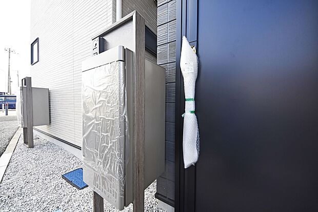 【現地外観写真】宅配ボックス付きの郵便ポストです！（A号棟）