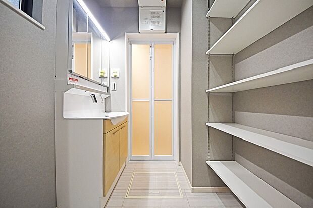 【洗面台・洗面所】見た目の美しさだけではなく、機能性も追求した使い勝手の良い鏡裏収納付3面鏡型の独立洗面化粧台。広めで使いやすい、お手入れが楽なデザインのカウンターに収納豊富なキャビネット。（A号棟）