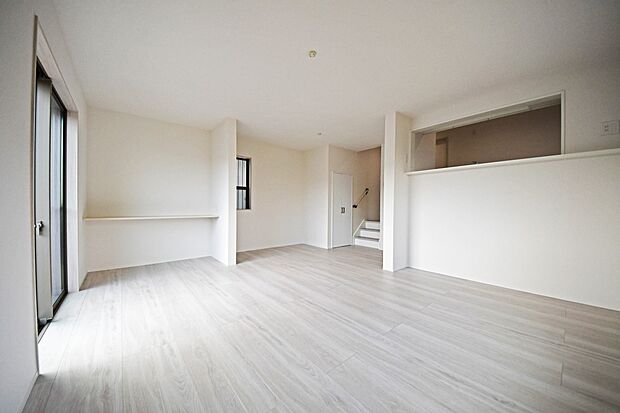 【リビング】オープンでのびやかな空間を生み出す、こだわりの広がりとゆとり。家族と過ごす時間を大切にしたい方にぴったりの明るくゆとりある住空間です。(1号棟)