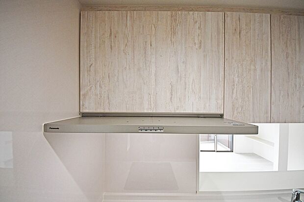 【レンジフード】キッチンにはオシャレなレンジフード♪見た目がスタイリッシュで、稼働時の音も静かです。 ダクトを通して換気するため、外気のホコリや騒音も遮断できます。 (1号棟)
