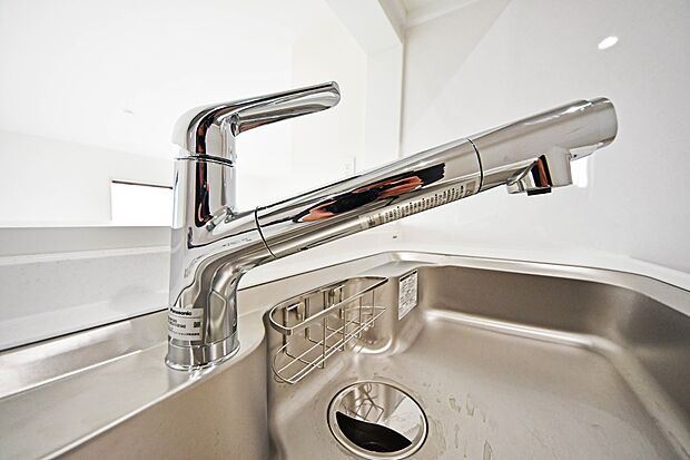 【浄水器内蔵水栓】浄水器が標準設置されております。いつでもおいしい水が楽しめるほか、カルキ・溶解性鉛・農薬・カビ臭などの不純物を低減します。(1号棟)