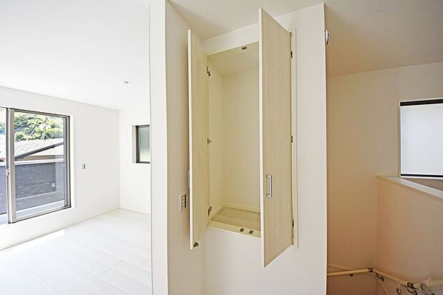 【収納】全居室に配置された収納スペースは、洋服はもちろん掃除機や日用予備品・お子様のおもちゃなど様々な物を収納頂けるスペースです。