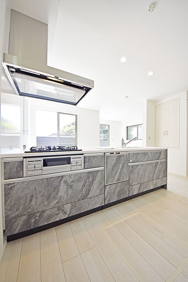 【システムキッチン】大きなシステムキッチンには三口コンロが標準装備♪調理をしながら作り置きしていた料理を温め直すときや、ちょっとした一品を加えたいときなどに3口目があると大変便利です。