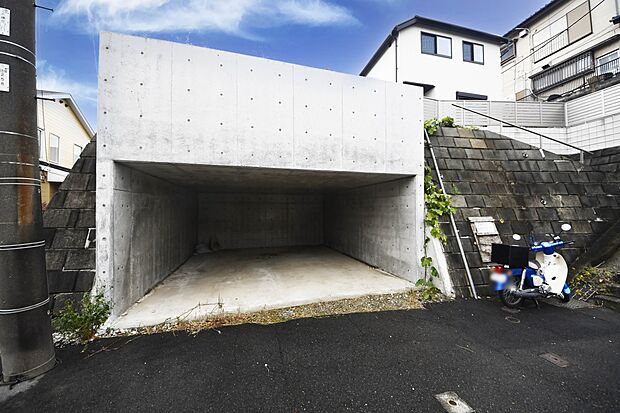 【前面道路含む現地写真】車庫完備！大切な愛車を雨から守ってくれます！