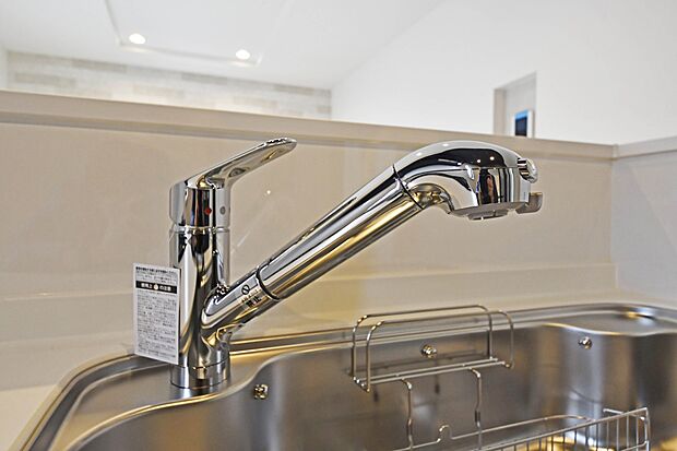 【浄水器内蔵水栓】浄水器が標準設置されております。いつでもおいしい水が楽しめるほか、カルキ・溶解性鉛・農薬・カビ臭などの不純物を低減します。