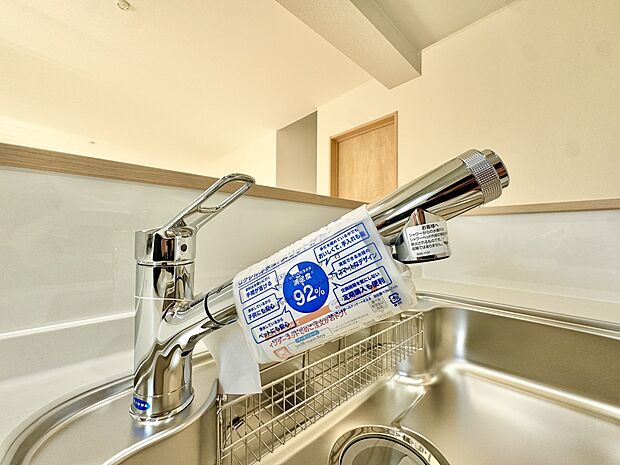 【浄水器内蔵水栓】浄水器が標準設置されております。いつでもおいしい水が楽しめるほか、カルキ・溶解性鉛・農薬・カビ臭などの不純物を低減します。