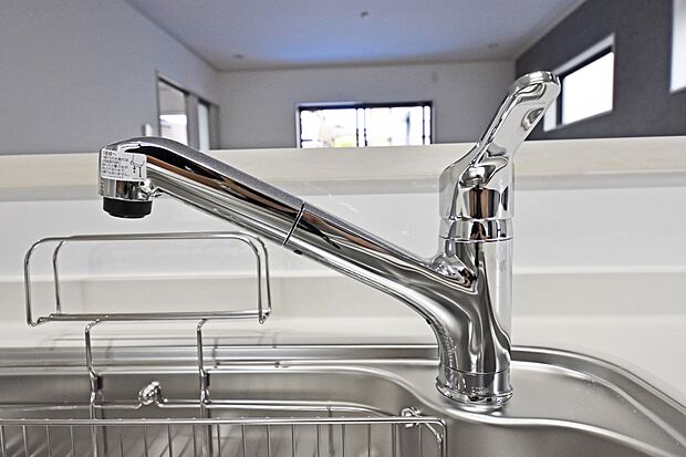 【浄水器内蔵水栓】浄水器が標準設置されております。いつでもおいしい水が楽しめるほか、カルキ・溶解性鉛・農薬・カビ臭などの不純物を低減します。※施工例(同仕様となりますが、カラーは異なります。)