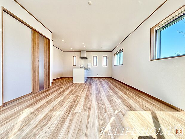 【リビング】オープンでのびやかな空間を生み出す、こだわりの広がりとゆとり。家族と過ごす時間を大切にしたい方にぴったりの明るくゆとりある住空間です。