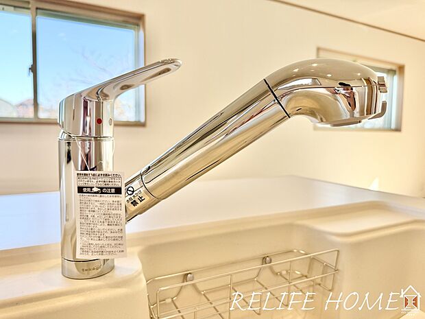 【浄水器内臓水栓】浄水器が標準設置されております。いつでもおいしい水が楽しめるほか、カルキ・溶解性鉛・農薬・カビ臭などの不純物を低減します。