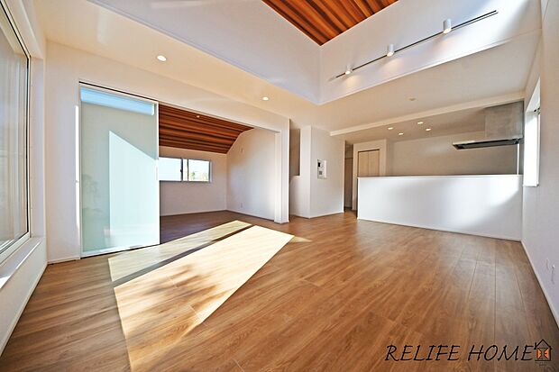 【同仕様写真(リビング)】【リビング施工例】柔らかな色合いのフローリングと清潔感の溢れるクロスが明るい空間を創り出しているリビング・ダイニング。