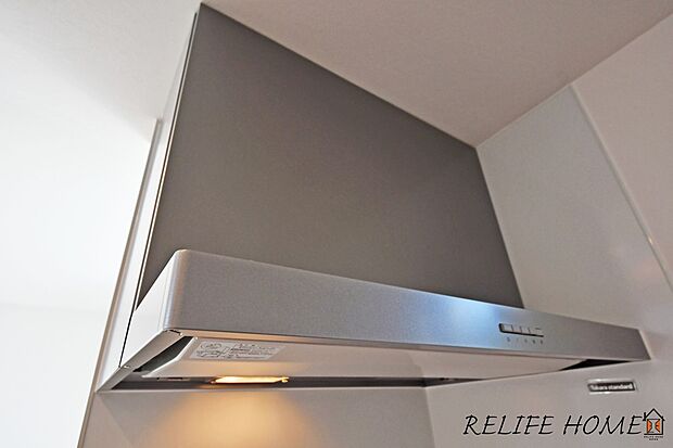 【レンジフード】キッチンにはオシャレなレンジフード♪見た目がスタイリッシュで、稼働時の音も静かです。 ダクトを通して換気するため、外気のホコリや騒音も遮断できます。 ※施工例(同仕様となりますが、カラーは異なります。