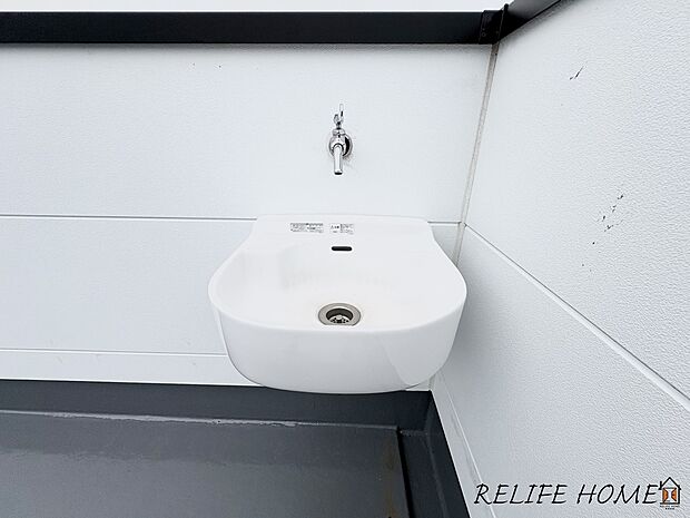 【外水栓】バルコニーに水栓を設置。お掃除や植物の水やりもスムーズに行えます。（２号棟）