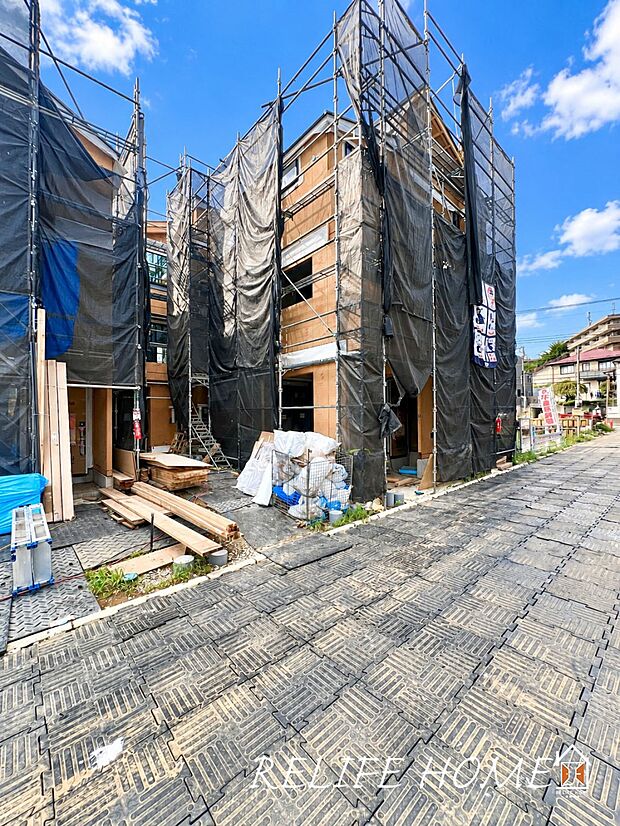 【現地外観写真】■Appearance■一戸建てを中心とした街並みが整然と続き、周辺は高い建物が建っていないので、採光や開放性に恵まれ、空が広く緑の多い閑静な趣を感じる環境です。