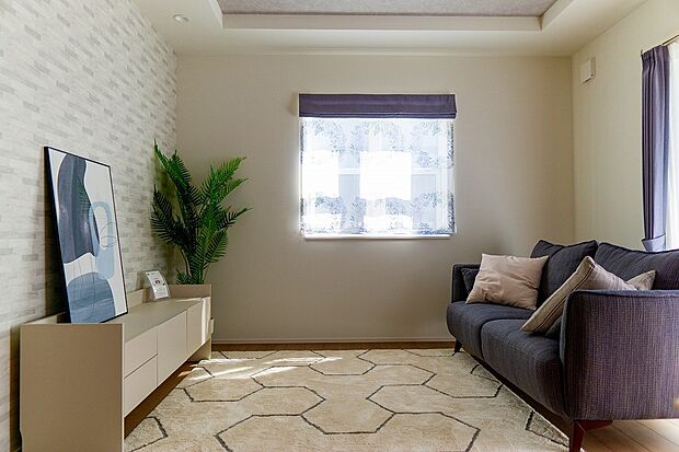 【【No.1】リビング、家具レイアウト】ソファで寛ぐパパ、ダイニングで宿題をする子ども。それぞれの時間を過ごしながら、同じ空間を共有できます。