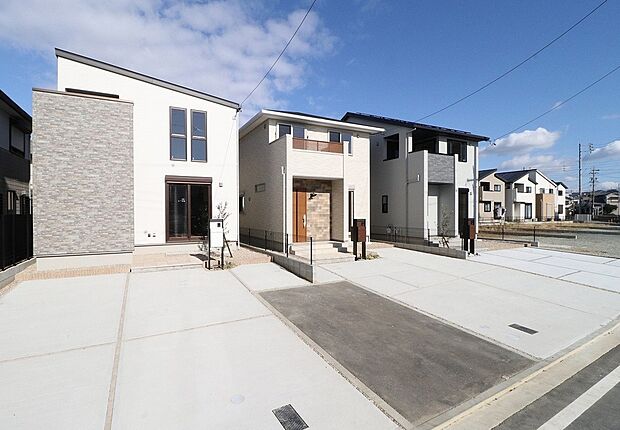 【街並み写真】
各棟駐車３台可能！宅配ボックスや植栽で外構もオシャレな仕上がりに！
