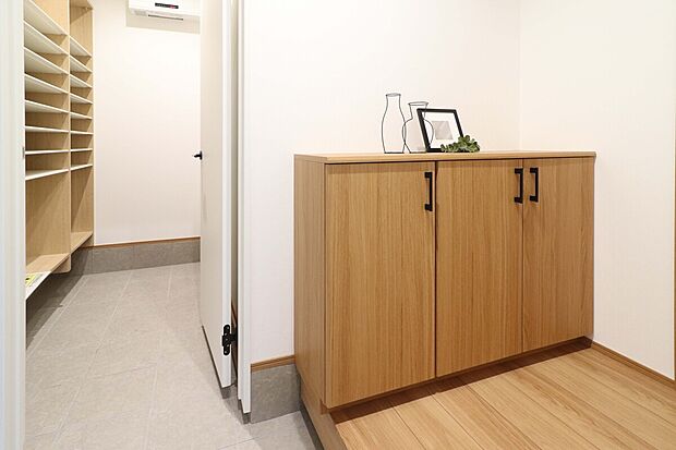 玄関からつながる大容量シューズクローク付き。靴やベビーカーもすっきり収納できます。