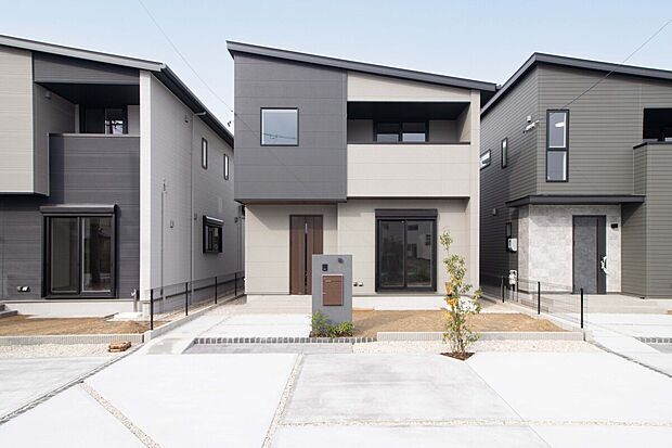 【No.2号棟 外観】
片流れ屋根が印象的なスタイリッシュデザイン。駐車は3台可能で、ご夫婦それぞれの車や来客時も安心。落ち着いた色合いも魅力です。