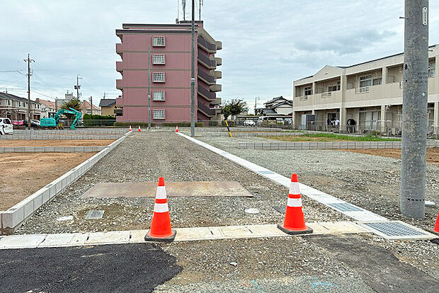 【現地写真】
区画の配置や分譲地内の道路の様子をご覧いただけます。
現在、建物の完成に向けて工事が進んでいます。