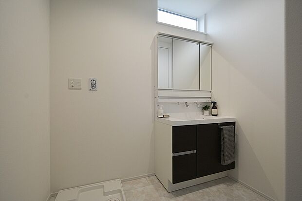 【2階洗面所】衣類乾燥機用を設置できるよう事前準備を済ませております。
2階にある洗面室は、洗濯物を干す動線を短くしてくれます！
まさに「家事楽動線」☆