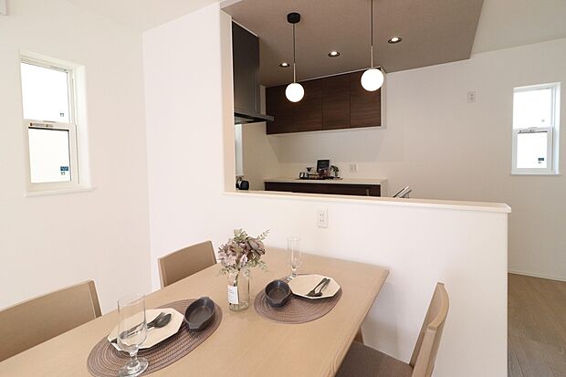 【ダイニング】キッチンからリビング全体を見渡せる安心設計。料理中もお子様を見守れる家事ラク動線です。