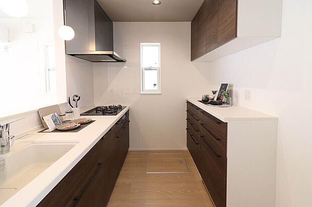 【キッチン】収納豊富なシステムキッチン。調理器具もすっきり片付き、毎日の料理が楽しくなる空間です。