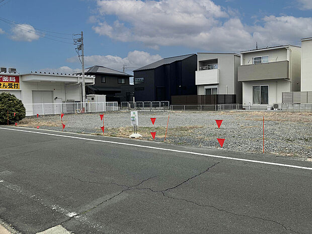 【現地写真】スギ薬局がすぐ隣で、日用品の買い出しもらくらく。暮らし始めたその日から便利です。
現地（2025年7月）撮影