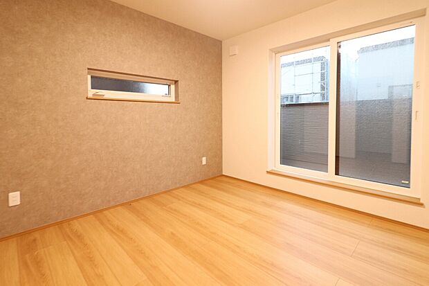 【主寝室】落ち着いたアクセントクロスが印象的。静かに過ごせる主寝室は、1日の終わりに安らぎを与えます。