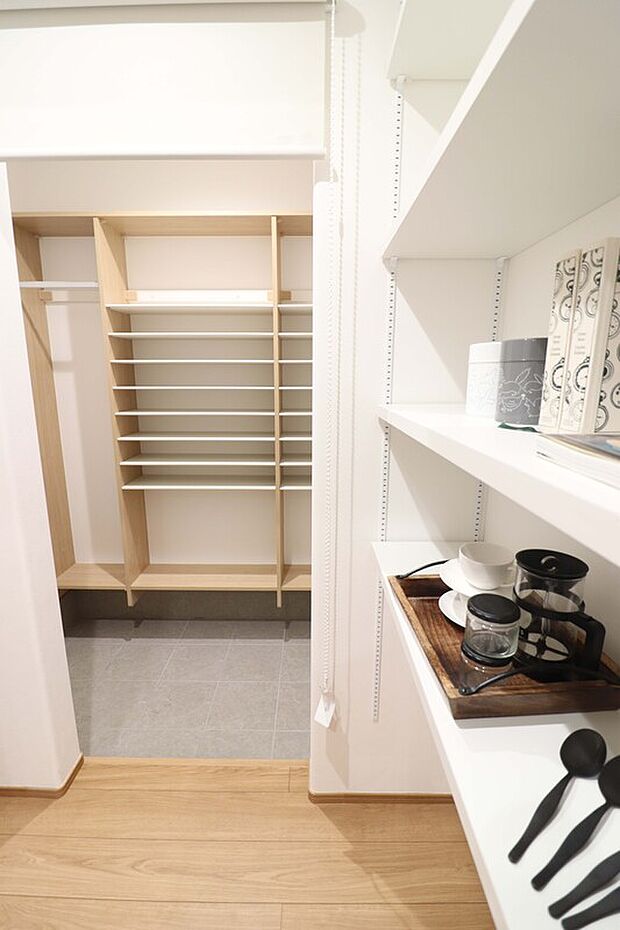 【パントリー→シューズクロークの回遊動線】キッチンからパントリー、シューズクローク、玄関へとつながる快適な回遊動線。買い物後の収納もスムーズで家事ラクを実感できます。