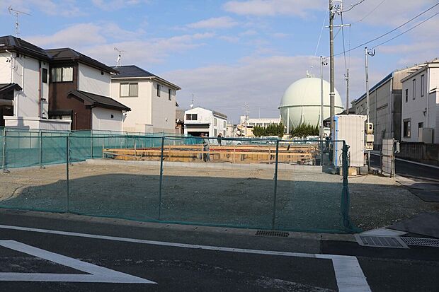 【現地の様子（建築中）】現在建築中です。完成前のため室内見学はできませんが、周辺環境や敷地条件は現地でご確認いただけます。