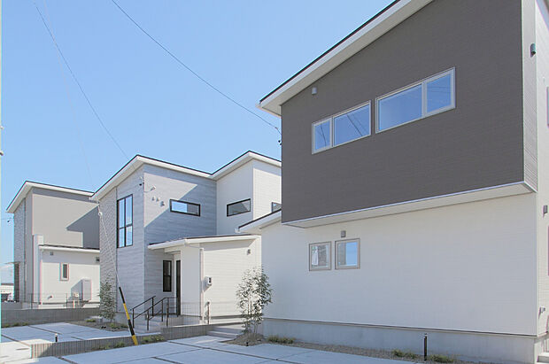 【分譲地の街並み】
装飾や複雑なパターンを排除することで、シンプルな外観デザインを実現しました。また、照明や周囲の環境設計にも注意を払い、街並み全体にも統一感を演出しました。