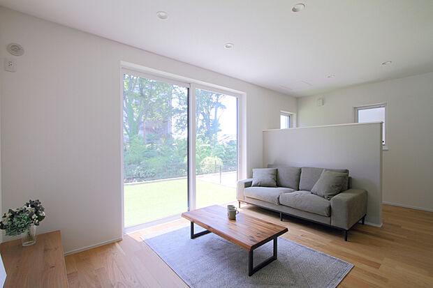 【■No.4／リビング】人工芝の広い庭を望む開放的なリビング。家族の笑顔があふれる、ゆとりと癒しの空間。