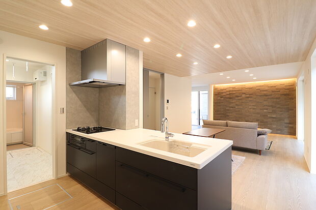 【K1-3 キッチン】LDKや洗面・浴室まで見渡すことのできるキッチン。料理中もテレビが見える配置で、ご家族との会話が弾みます。されに、お子様の入浴中も何かあればすぐに駆け付けられる安心な間取りです。