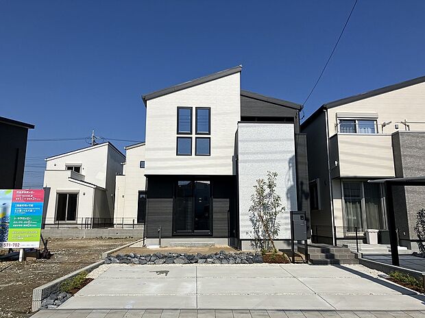 [No.4　外観]
19.6帖の広さと2階天井までを貫く吹き抜けが圧巻のリビングの家。駐車3台が可能です。