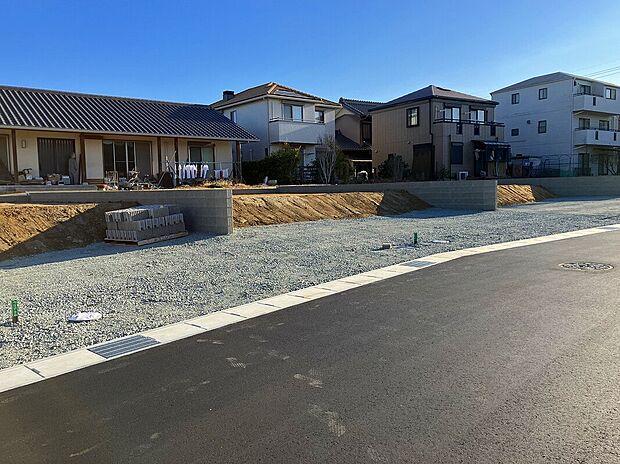 現地写真
造成が完了しました。駐車スペース2台~3台分を想定した区画。
全区画に地盤調査と必要な地盤改良を行っています。