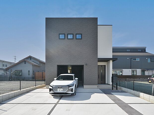 当社施工例）ガレージ付きの１邸。