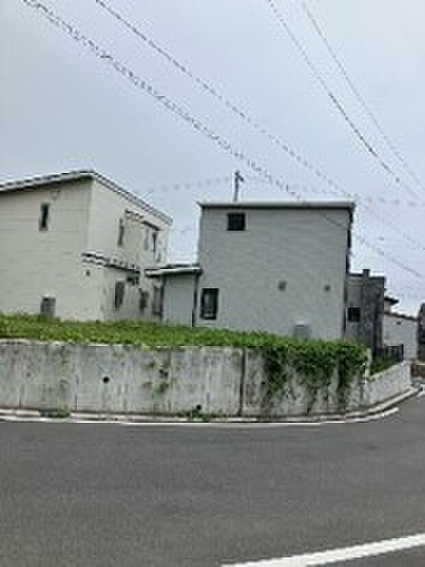 2／北側・現地写真／道路幅員8.5ｍ。車のすれ違いも可能な広さ。