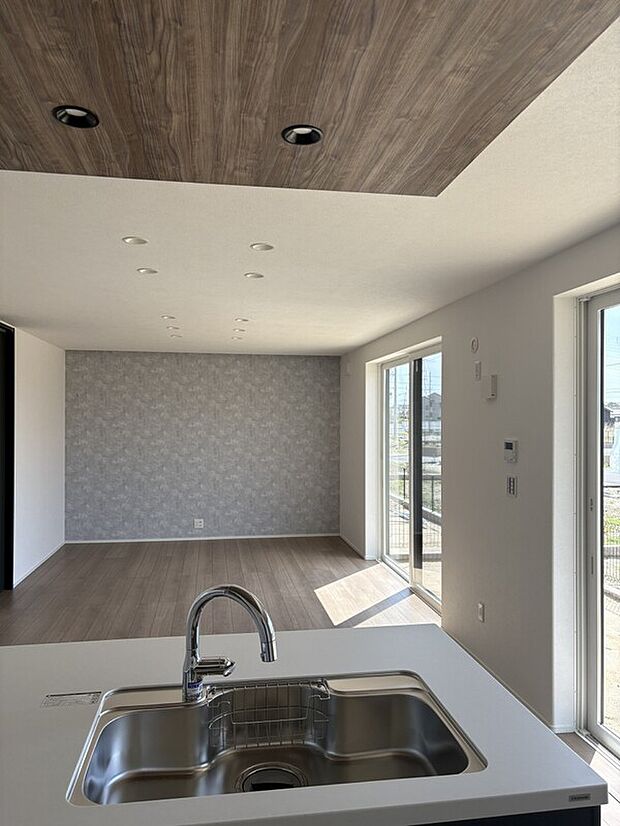 B1　キッチン
キッチンからリビングが見渡せます。