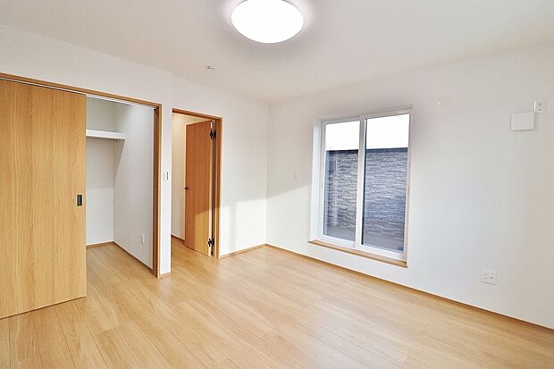 【建売分譲No.7 洋室】8.1帖のメインベッドルーム。2.0帖のクローゼット付き