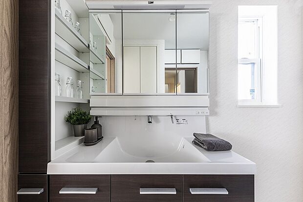 【シャワー付き洗面台】ワイドなミラー付き洗面台。出水ノズルが上部についているので、汚れにくいのが「おそうじ時短」ポイント。ボウルもフラットな設計で、さっと流すだけ、拭くだけでおそうじが完了!