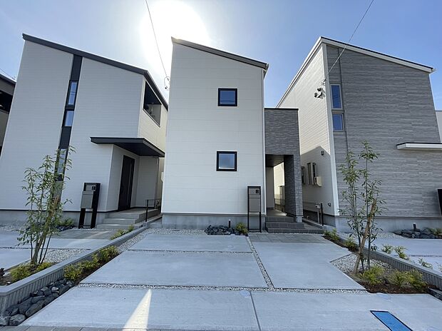 【No.12 外観】駐車場2台分、ガーデニングが楽しめるお庭付き。吹き抜けがある19帖LDK。玄関からキッチンパントリーへ直接入れる「ダイレクト動線」の家。