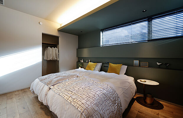 【名古屋守山お泊りハウス 内観】1階床面積/73.13m2(22.12坪)2階床面積/57.75m2(17.46坪) 延床面積/130.88m2(39.59坪)。高い位置に窓を備えることで家具と干渉せず、さらに日光がベッドから遠ざけることで、快適なお休みタイムを実現します。