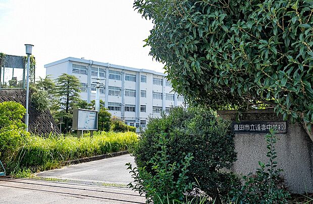 逢妻中学校(約1,700m)