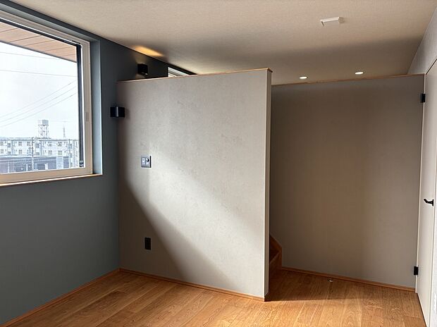 【メインベッドルーム】6.4帖のメインベッドルーム。4.1帖の天空間につながっています。