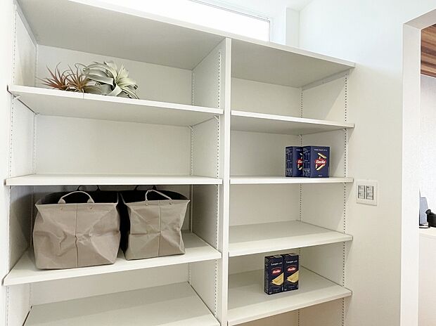 【キッチンパントリー】キッチン、1階ホールをつなぐ収納スペース